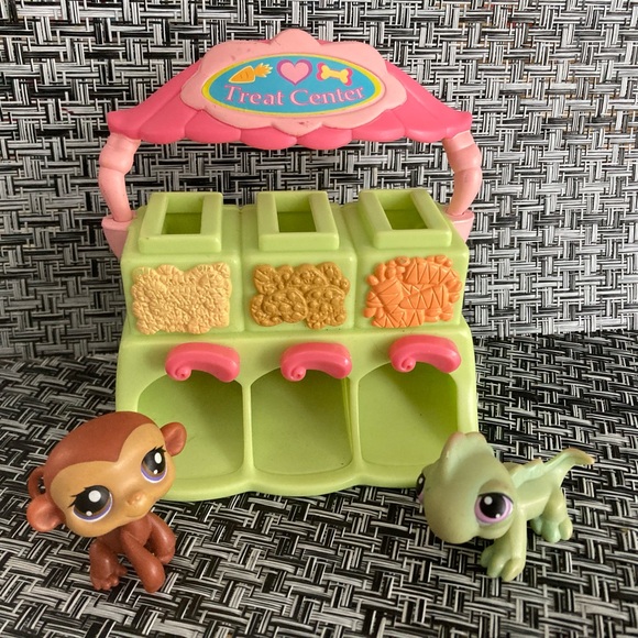 Littlest Pet Shop Other - Littlest Pet Shop Treat Center with Monkey and Lizard Figures